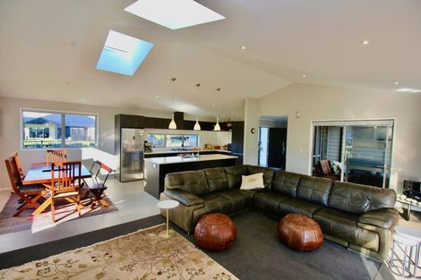Photo of property in 2 Roseberry Place, Whitianga, 3510