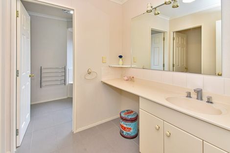 Photo of property in 32 Ewhurst Place, Goodwood Heights, Auckland, 2105