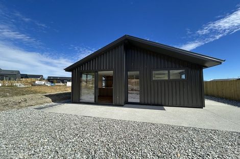 Photo of property in 18 Rowe Drive, Jacks Point, 9371