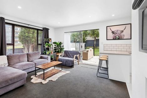 Photo of property in 27 Akaroa Drive, Maupuia, Wellington, 6022