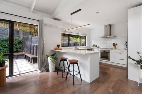 Photo of property in 3/57 Pupuke Road, Birkenhead, Auckland, 0627
