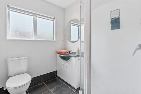 Photo of property in 5 Oystergrove Road, West Harbour, Auckland, 0618