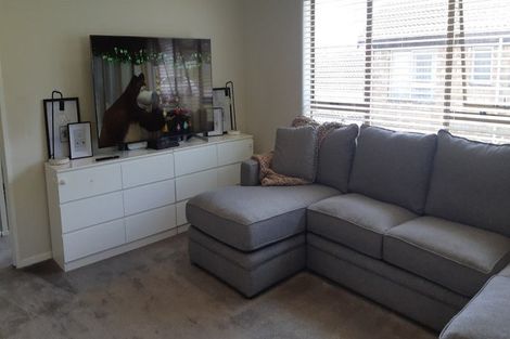 Photo of property in 1/32 Shanaway Rise, Hillcrest, Auckland, 0627