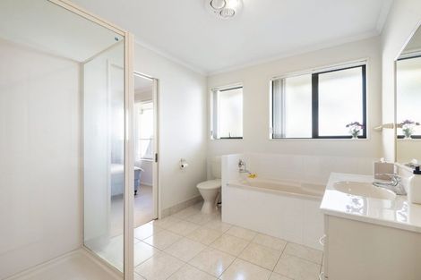 Photo of property in 17 Bundoran Way, Pinehill, Auckland, 0632