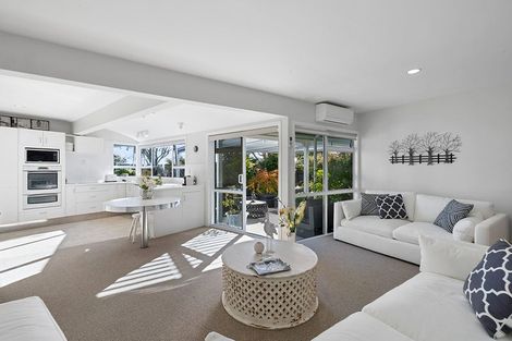 Photo of property in 14 Del Mar Place, Merrilands, New Plymouth, 4312