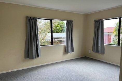 Photo of property in 32 Hassan Drive, Massey, Auckland, 0614