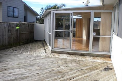 Photo of property in 100 Kemp Road, Massey, Auckland, 0614