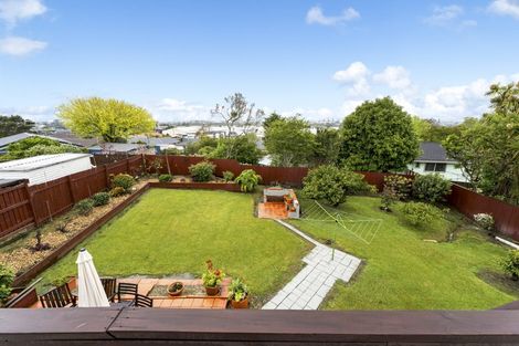 Photo of property in 8 Fowey Avenue, Te Atatu South, Auckland, 0610