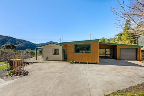 Photo of property in 826 Queen Charlotte Drive, Havelock, Picton, 7281