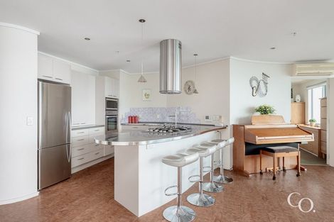 Photo of property in 72 Devonport Road, Tauranga, 3110