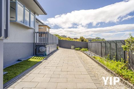 Photo of property in 3 Forbes Lane, Newlands, Wellington, 6037