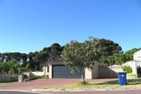 Photo of property in 30 Tyrico Close, Unsworth Heights, Auckland, 0632