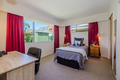Photo of property in 6 Rewarewa Crescent, Waikanae, 5036