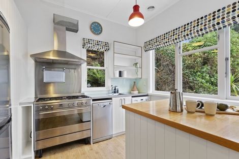 Photo of property in 8a Hungerford Road, Lyall Bay, Wellington, 6022