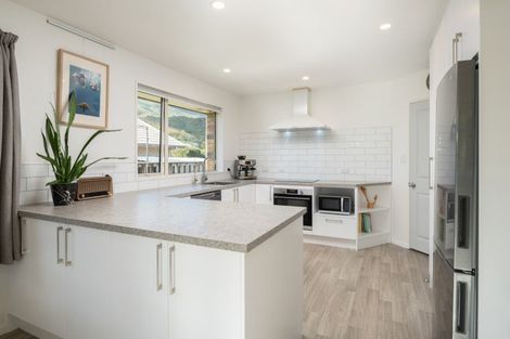 Photo of property in 2 Whitby Close, Waikawa, Picton, 7220