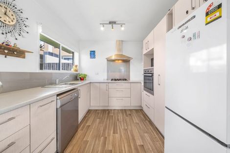 Photo of property in 2/56 Archibald Road, Kelston, Auckland, 0602