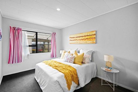 Photo of property in 2/17 Anglers Way, Wattle Downs, Auckland, 2102