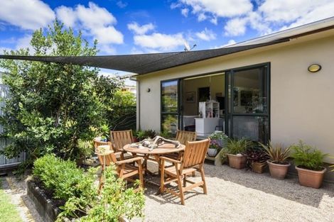 Photo of property in 30 Walton Street, Red Beach, 0932