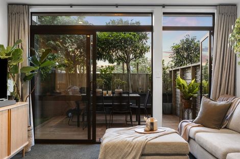 Photo of property in 12/15 Chivalry Road, Glenfield, Auckland, 0629