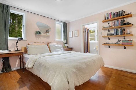 Photo of property in 43 Kauri Point Road, Laingholm, Auckland, 0604