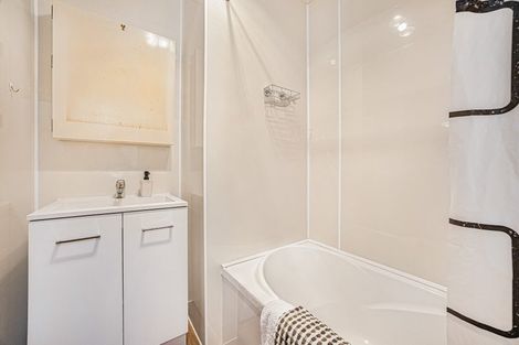 Photo of property in 28 Grassmere Road, Henderson Valley, Auckland, 0612