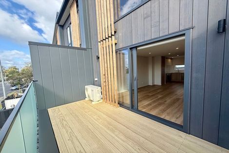 Photo of property in 3/506 Glenfield Road, Bayview, Auckland, 0629