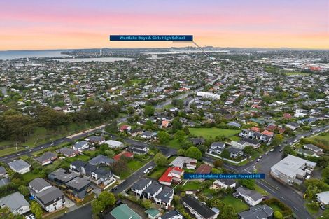 Photo of property in 8c Catalina Crescent, Forrest Hill, Auckland, 0620