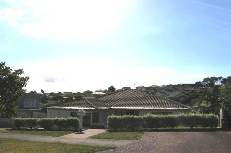 Photo of property in 22 Tyrico Close, Unsworth Heights, Auckland, 0632