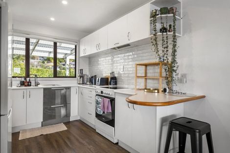 Photo of property in 5 Holiday Road, Stanmore Bay, Whangaparaoa, 0932
