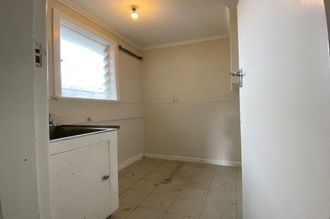 Photo of property in 27 Royal View Road, Te Atatu South, Auckland, 0610