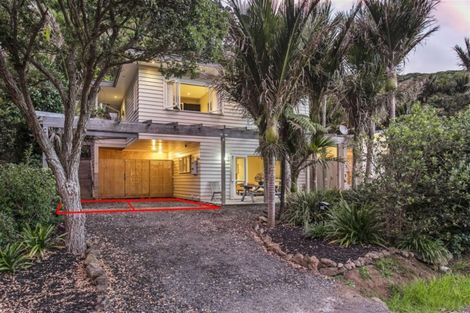 Photo of property in 39 Glenesk Road, Piha, New Lynn, 0772