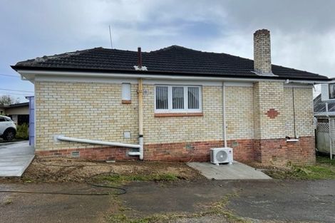 Photo of property in 22 Cliff View Drive, Green Bay, Auckland, 0604