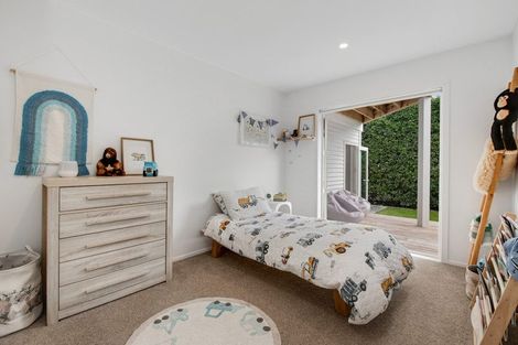 Photo of property in 10 Pohutukawa Avenue, Red Beach, 0932