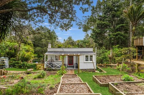 Photo of property in 43 Kauri Point Road, Laingholm, Auckland, 0604
