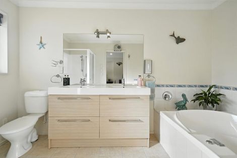 Photo of property in 10 Dinglebay Place, Casebrook, Christchurch, 8051