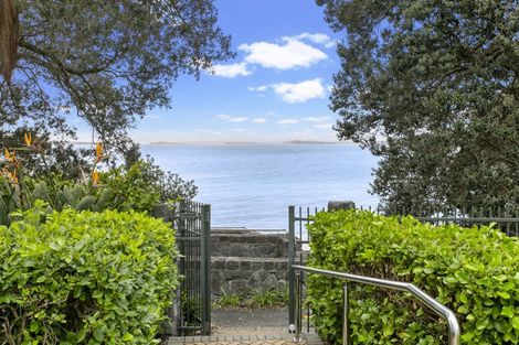 Photo of property in 2a/171 Hurstmere Road, Takapuna, Auckland, 0622