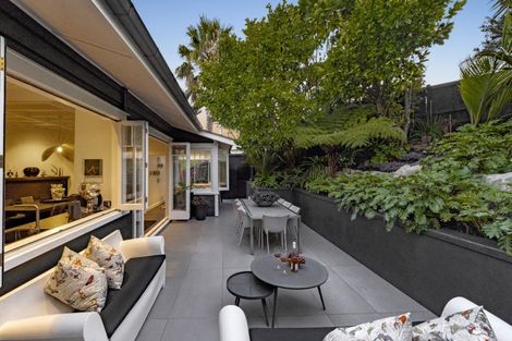 Photo of property in 20 Seabreeze Road, Narrow Neck, Auckland, 0624