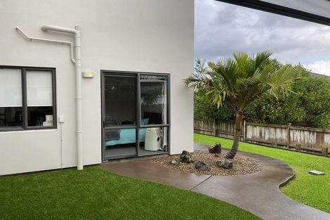 Photo of property in 16 Keating Rise, Northcross, Auckland, 0632