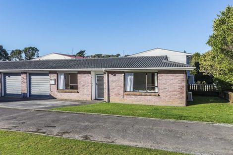 Photo of property in 4f5 Stewart Drive, Newlands, Wellington, 6037