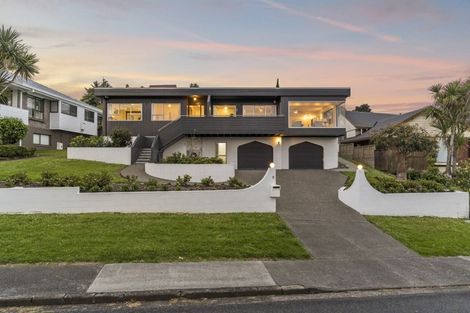 Photo of property in 5 Puawai Place, Northcote, Auckland, 0627
