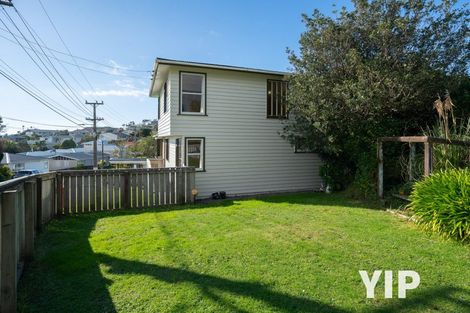 Photo of property in 2 Griffiths Grove, Newlands, Wellington, 6037