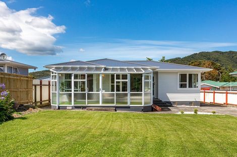 Photo of property in 10 Mimihau Grove, Wainuiomata, Lower Hutt, 5014