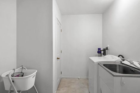 Photo of property in 14 Del Mar Place, Merrilands, New Plymouth, 4312