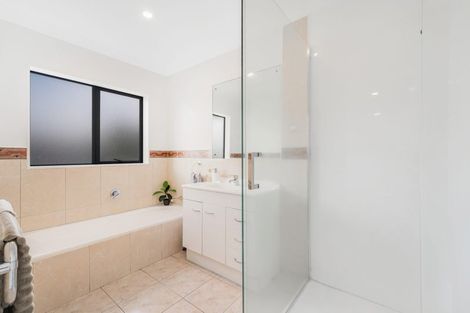Photo of property in 60 Saralee Drive, Manurewa, Auckland, 2105