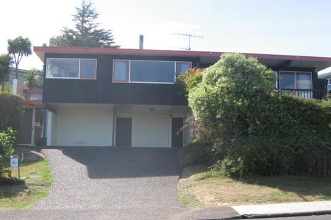 Photo of property in 16 Woodcote Drive, Glenfield, Auckland, 0629
