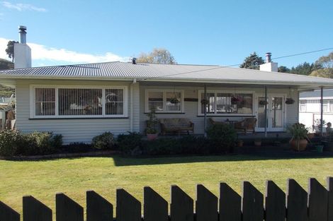 Photo of property in 16 Ongo Road, Hunterville, 4730