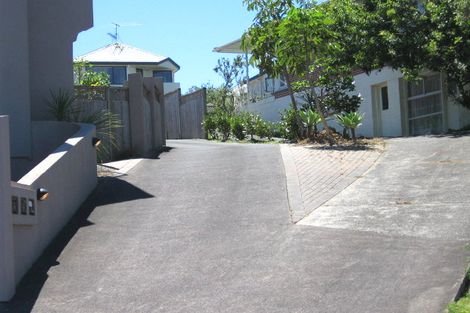 Photo of property in 2/24 Wernham Place, Northcote, Auckland, 0626