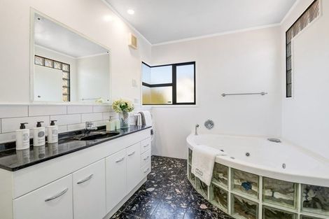 Photo of property in 29 Tenbless Court, Unsworth Heights, Auckland, 0632