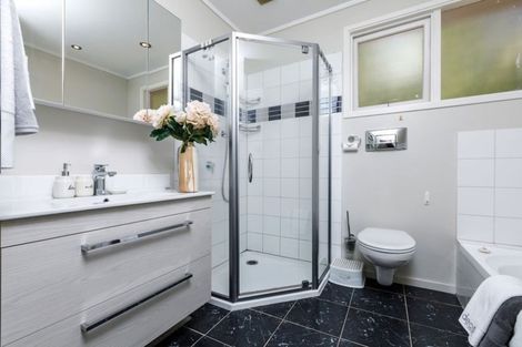 Photo of property in 17 Coroglen Avenue, Birkenhead, Auckland, 0626