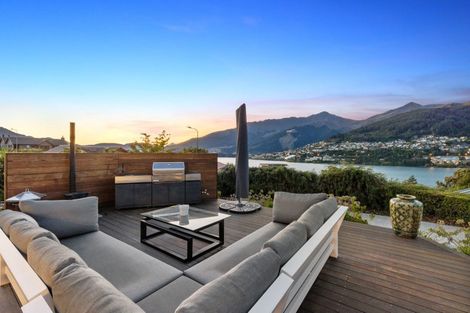 Photo of property in 8 Elizabeth Place, Kelvin Heights, Queenstown, 9300
